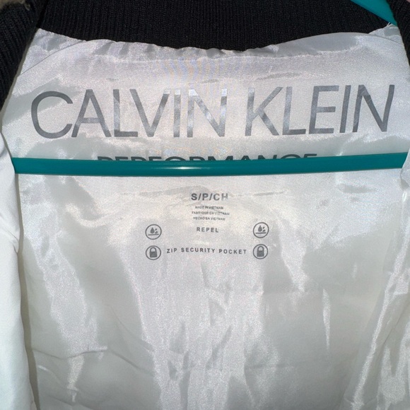 Elegant Women's Black and White Coat with Faux Fur Trim Calvin Klein - Picture 5 of 5